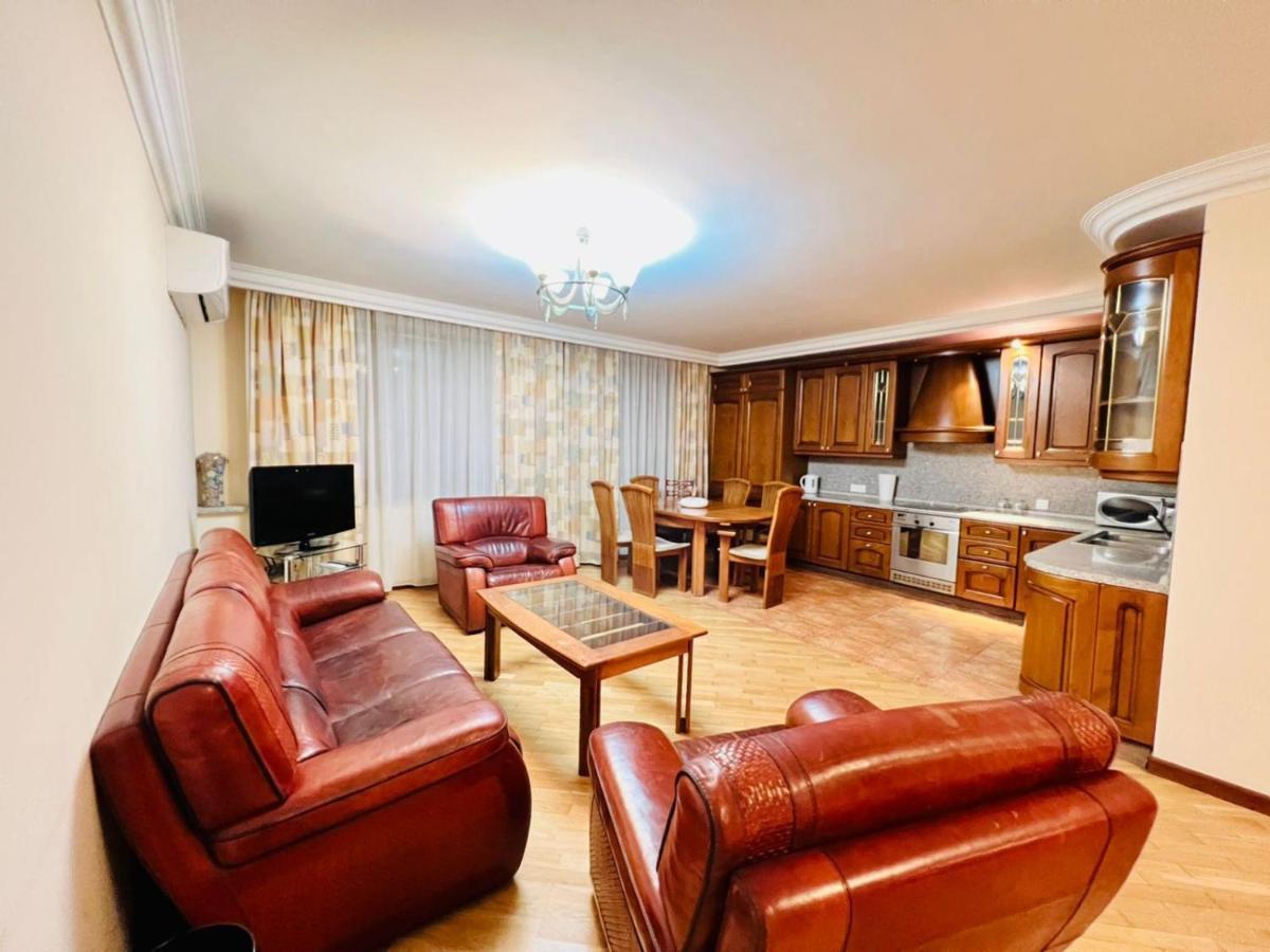 Family Spacious 3 Bedroom Apartment In The Middle Of City Center, Next To North Avenue Ереван Екстериор снимка