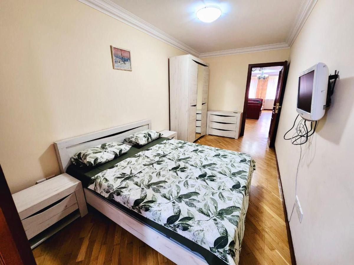 Family Spacious 3 Bedroom Apartment In The Middle Of City Center, Next To North Avenue Ереван Екстериор снимка