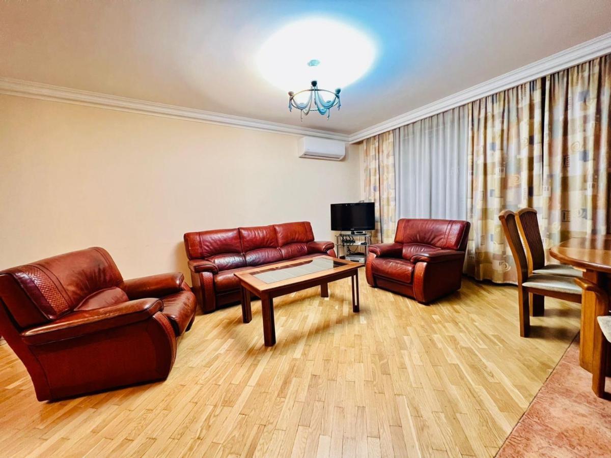 Family Spacious 3 Bedroom Apartment In The Middle Of City Center, Next To North Avenue Ереван Екстериор снимка