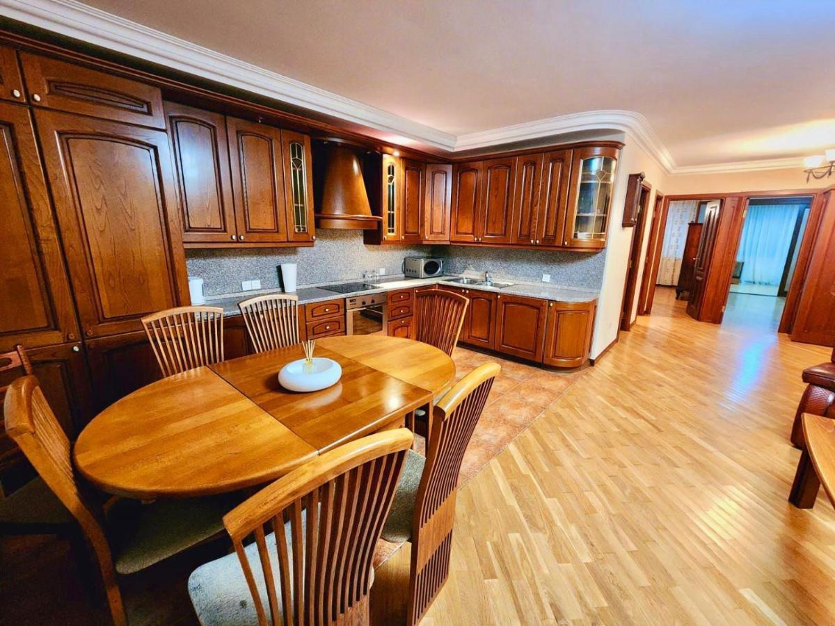 Family Spacious 3 Bedroom Apartment In The Middle Of City Center, Next To North Avenue Ереван Екстериор снимка