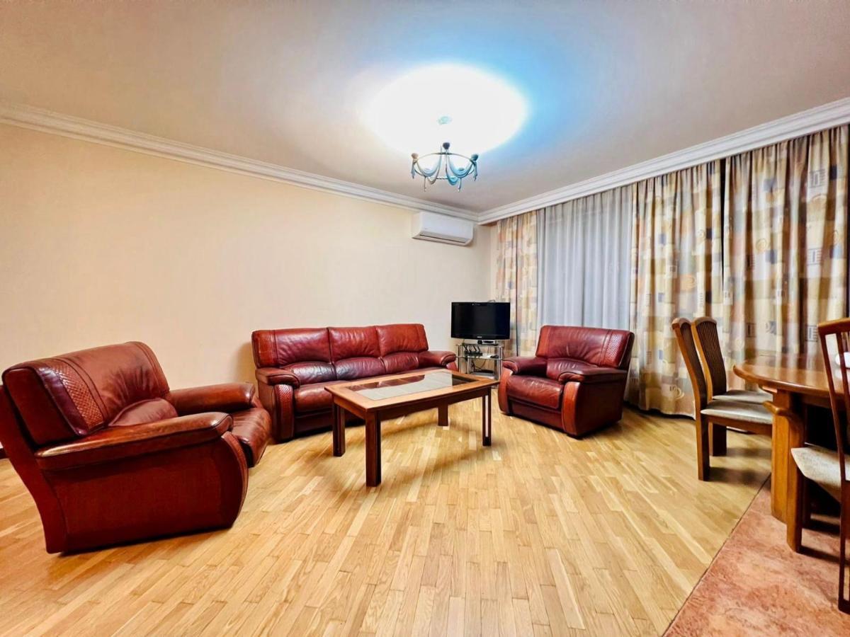 Family Spacious 3 Bedroom Apartment In The Middle Of City Center, Next To North Avenue Ереван Екстериор снимка