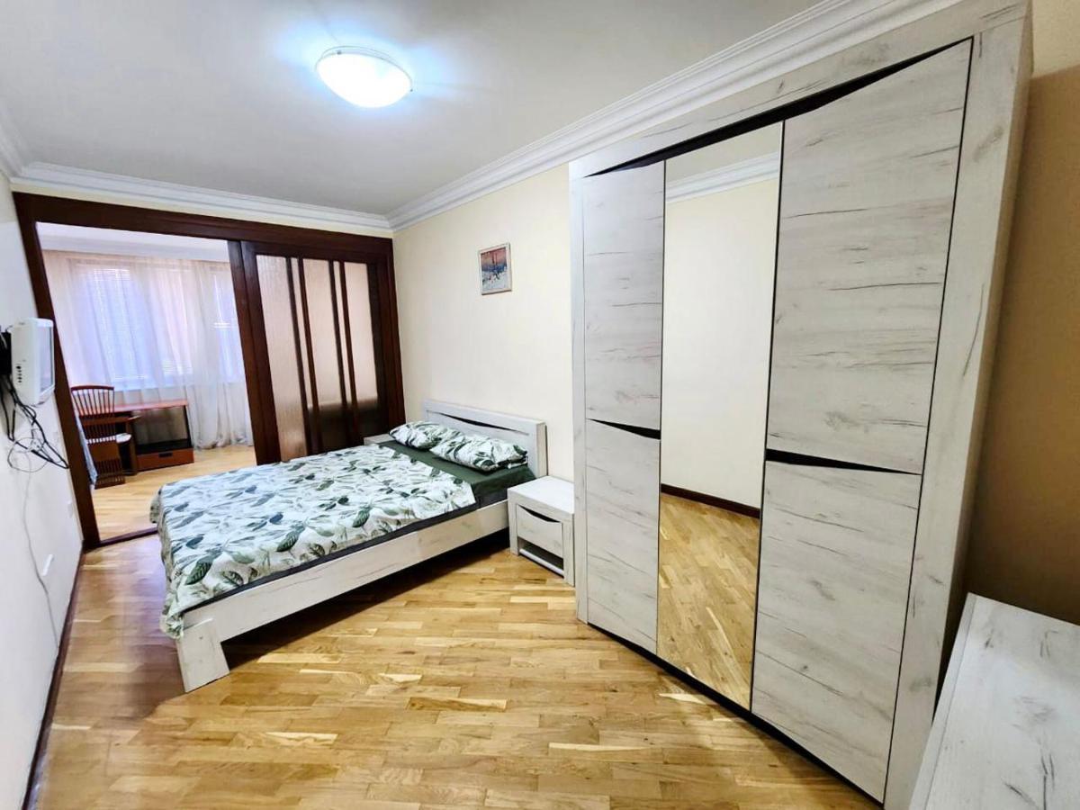 Family Spacious 3 Bedroom Apartment In The Middle Of City Center, Next To North Avenue Ереван Екстериор снимка